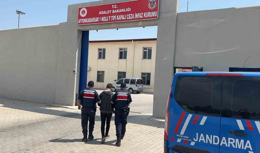 AFYONKARAHİSAR’DA KAÇAK HIRSIZ ÇATI KATINDA