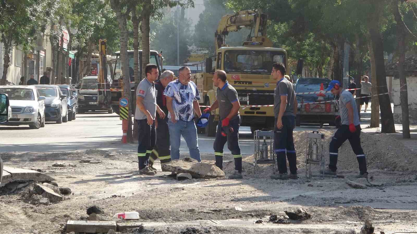 Asfalt Çalışması Sırasında Doğal Gaz Boru Hattında Sızma Eki̇pleri̇ Alarma Geçi̇rdi̇