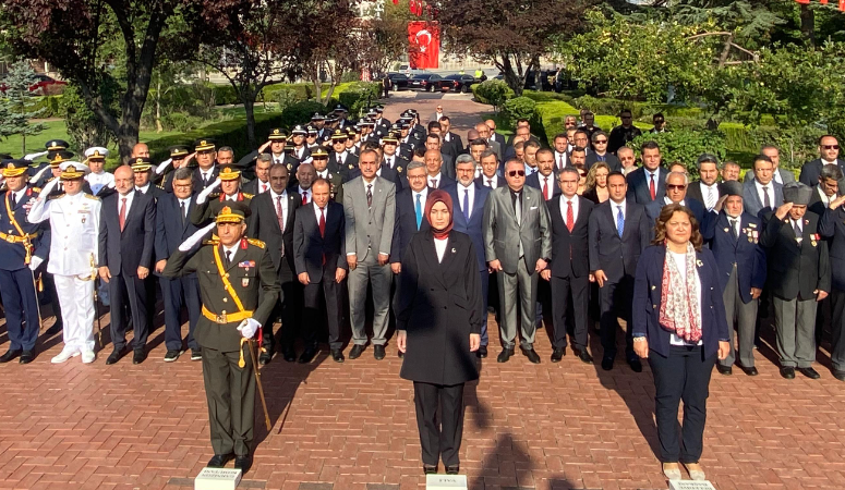 Atatürk Anıtı'na çelenk bırakıldı