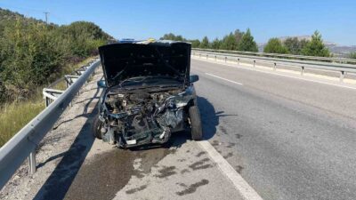 AFYONKARAHİSAR’DA REFÜJE GİREREK BARİYERLERE ÇARPAN OTOMOBİLDE İKİSİ ÇOCUK 4 KİŞİ