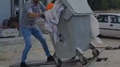 AFYONKARAHİSAR'DA OTURDUĞU MAHALLEDE ÇÖPLERİN YAKLAŞIK BİR HAFTADIR TOPLANMAMASINA KIZAN VATANDAŞ,
