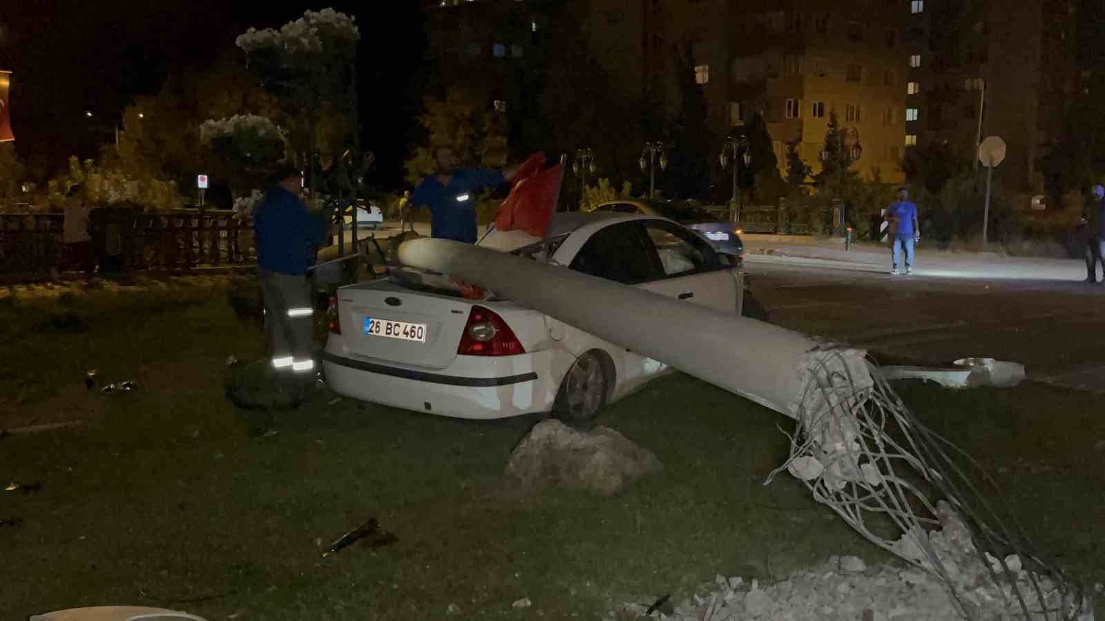 Beton aydınlatma direğine çarpan otomobildeki 3 kişi yaralandı