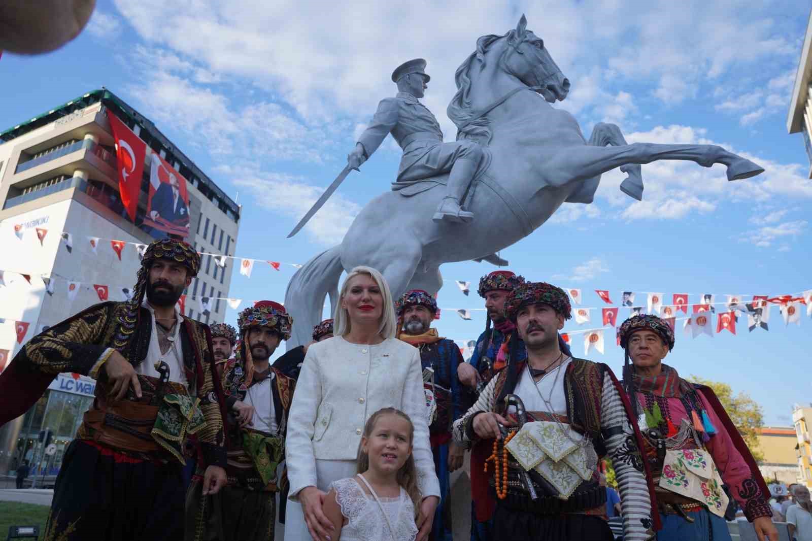 Bilecik’in kurtuluş sembolü Atatürk heykelinin açılışı yapıldı