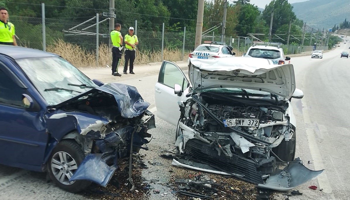 Bi̇leci̇kte 2 Otomobi̇l Kafa Kafaya Çarpıştı: 1 Ölü, 2 Yaralı