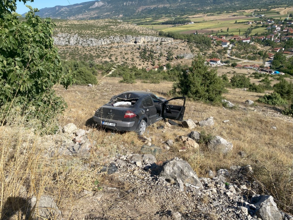 Bi̇leci̇kte Otomobi̇l Şarampole Devri̇ldi̇: 1 Yaralı