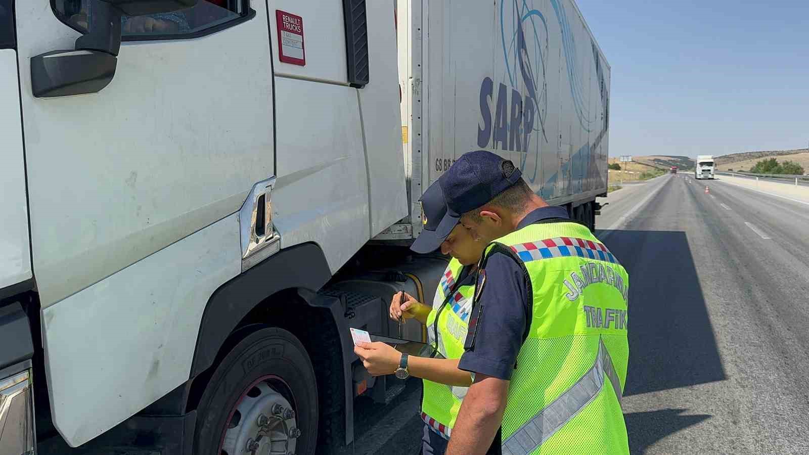 Bolvadin’de jandarma ekiplerinden asayiş ve trafik denetimi