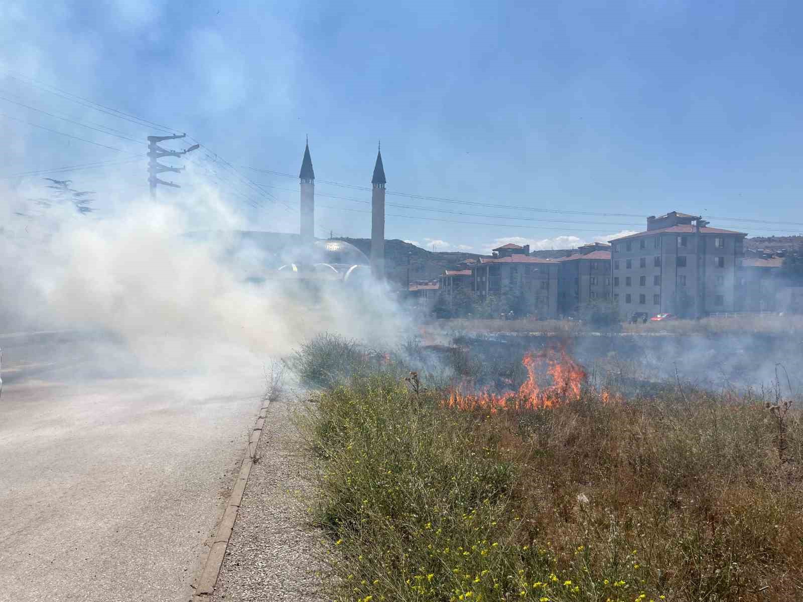 Boş Arazi̇de Çıkan Yangın Kontrol Altına Alındı