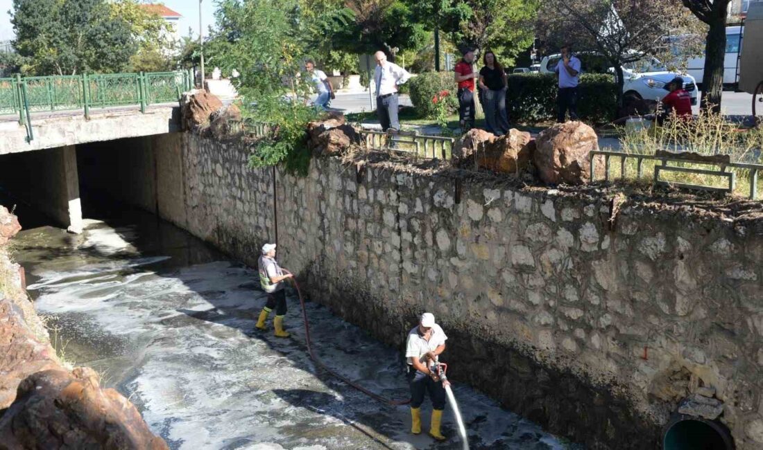 BOZÜYÜK’TE AÇIK KANAL TEMİZLİĞİ