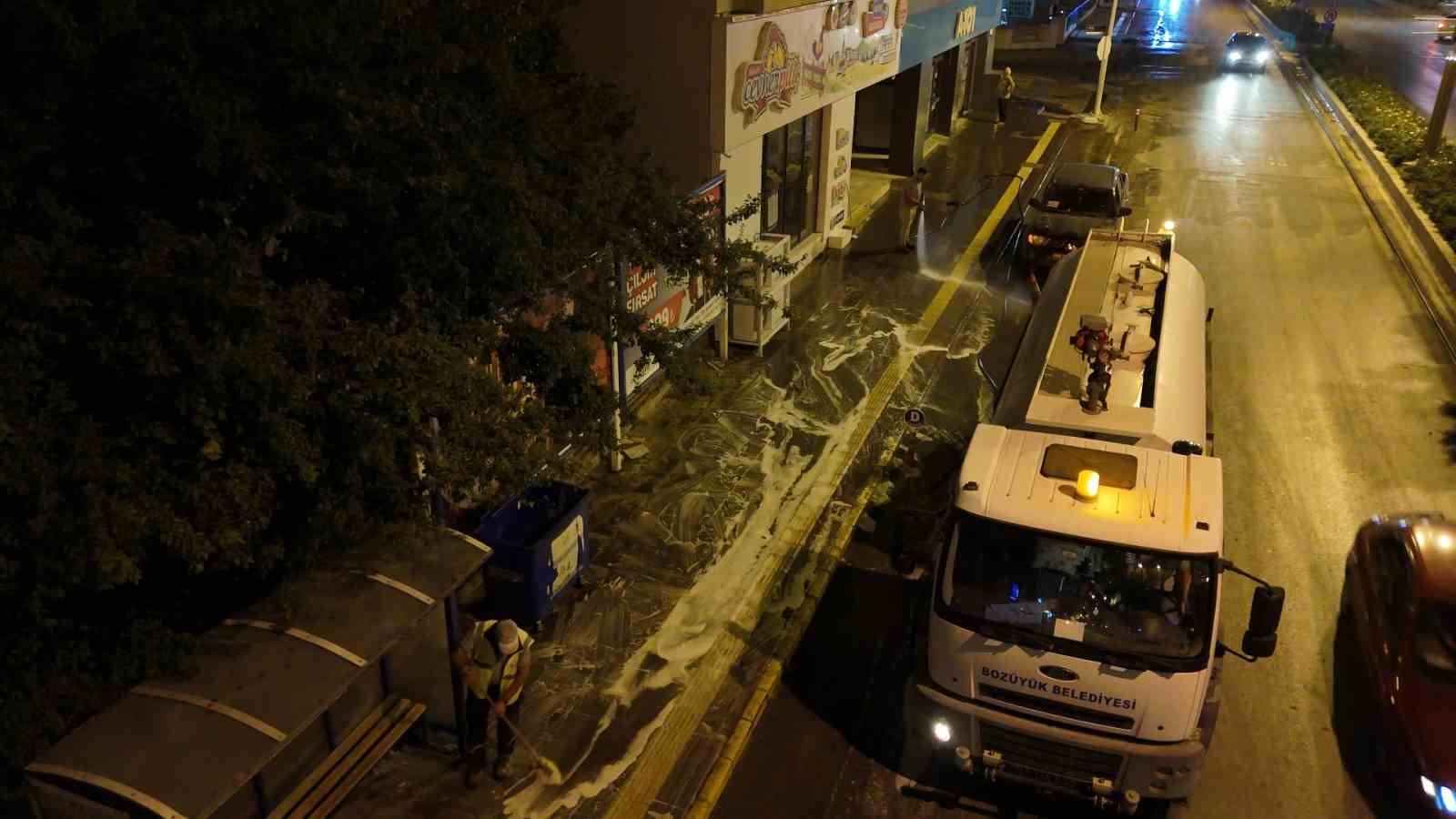 Bozüyük’te ana cadde kaldırımları esnafların kaldırdığı  tezgahların ardından köpüklü yıkama ile temizlendi