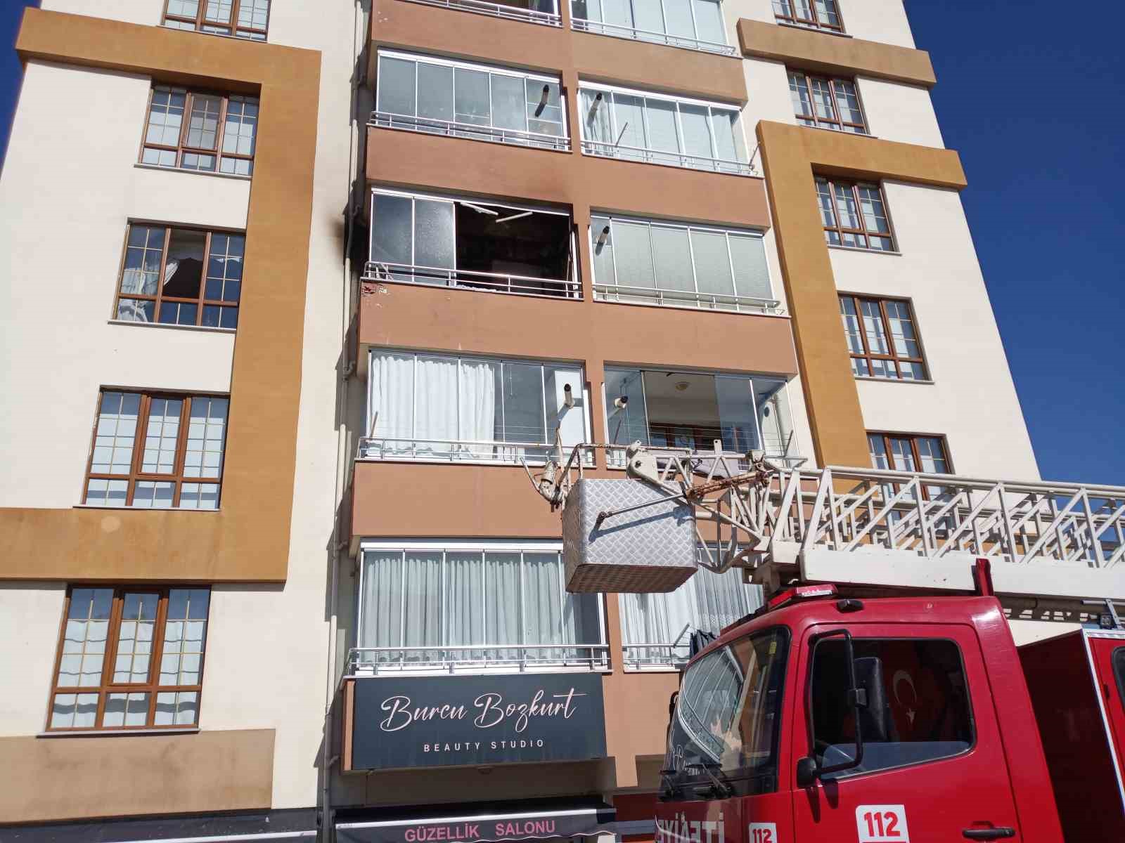 Bozüyükte Bi̇r Apartman Dai̇resi̇nde Yangın Çıktı