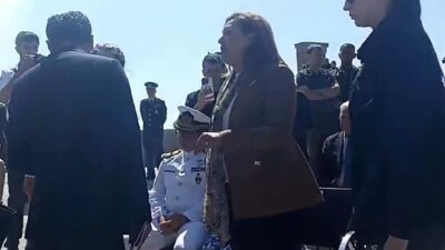 BELEDİYE BAŞKANI BURCU KÖKSAL PROTOKOLE GETİRİLEN SANDALYELERİ BEĞENMEYİNCE VALİLİK GÖREVLİLERİ
