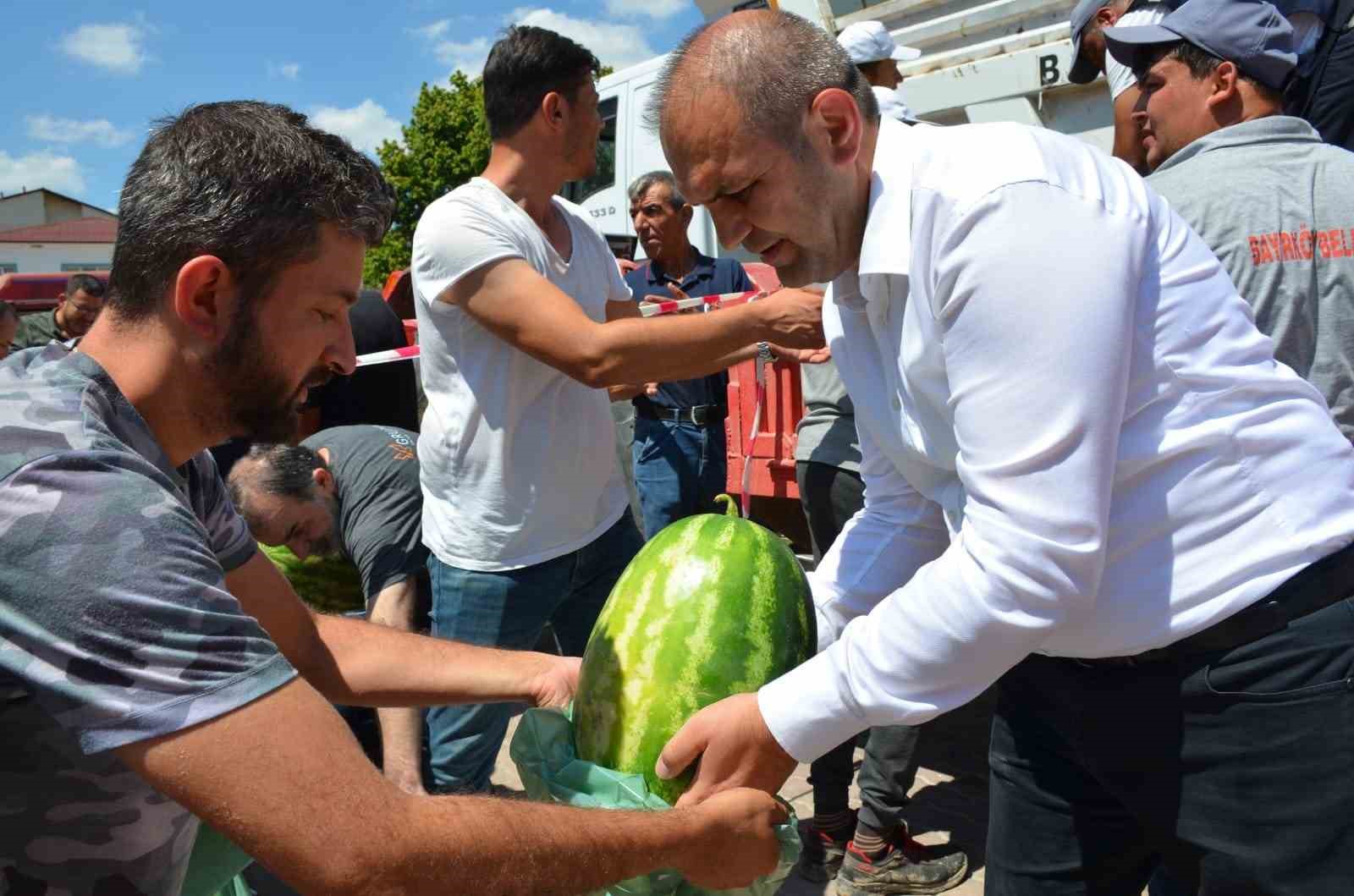 Çi̇ftçi̇ye Destek İçi̇n Vatandaşlara 2 Ton Ücretsi̇z Karpuz Dağıtımı Gerçekleşti̇rdi̇