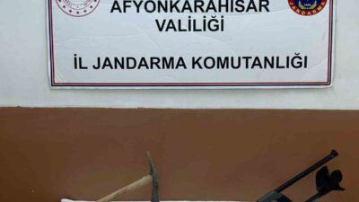 AFYONKARAHİSAR’DA DEDEKTÖR VE KAZMA İLE DEFİNE ARAYAN 4 ŞAHIS DEVRİYE
