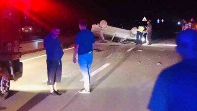 AFYONKARAHİSAR’DA KONTROLDEN ÇIKARAK YOL ORTASINA DEVRİLEN OTOMOBİLDE 2 KİŞİ YARALANDI.