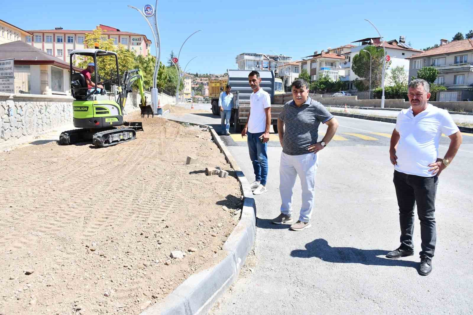 Emet Beledi̇yesi̇ Yol, Refüj Ve Kaldırım Düzenleme Çalışması Başlattı