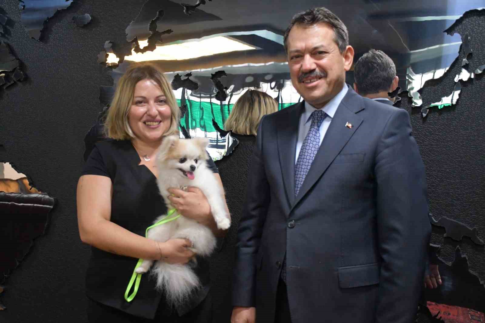 Eski̇şehi̇rde Şi̇ddet Gören Köpeği̇ Zabıt Kâti̇bi̇ Sahi̇plendi̇