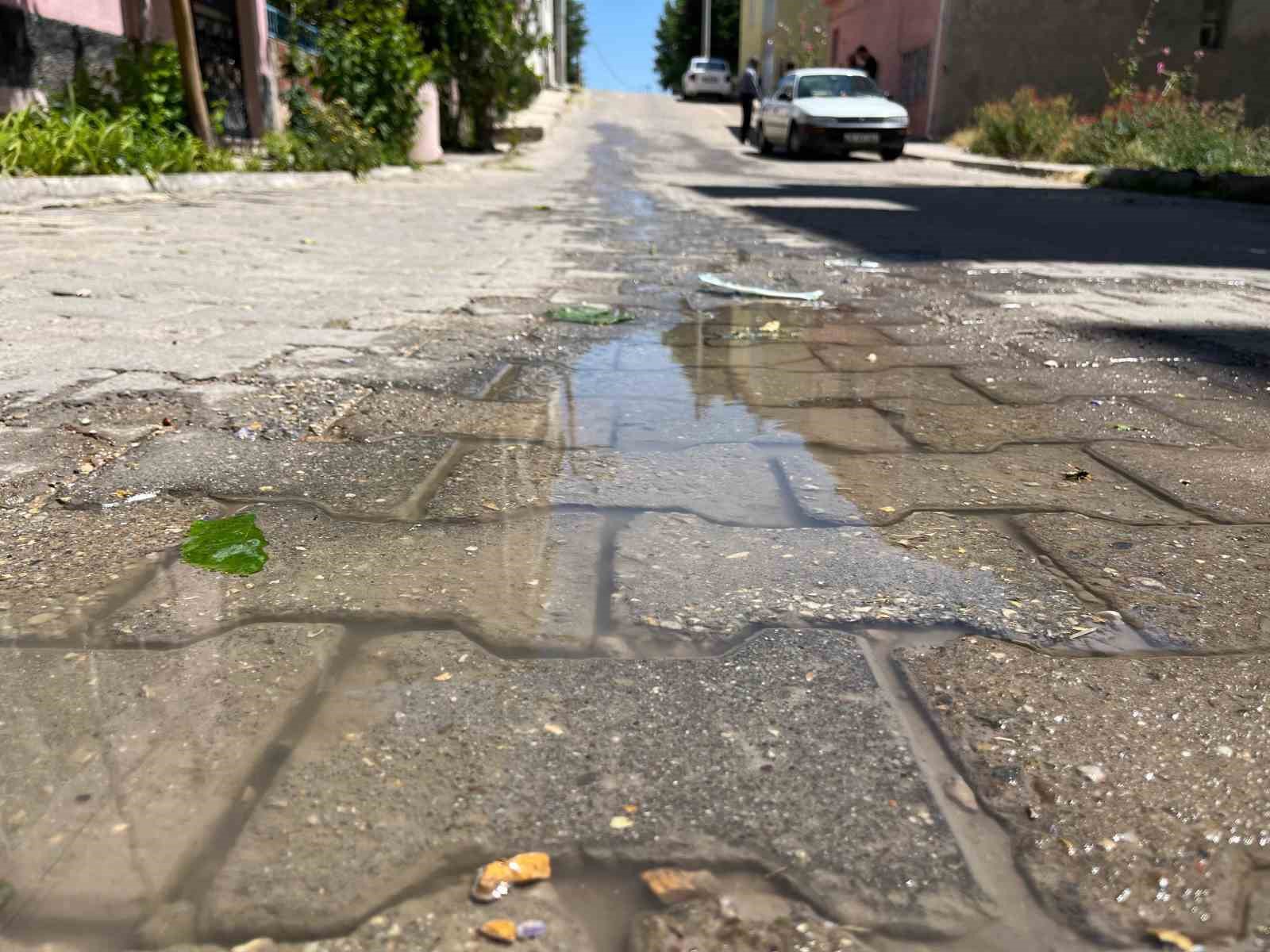 Eski̇şehi̇rde Su Boşa Akıyor, Beledi̇ye Bakıyor