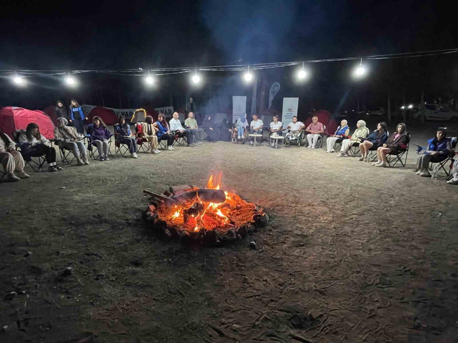 Gençler, Kamp Ateşi̇ni̇n Başında Buluştular