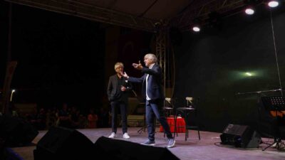 AFYONKARAHİSAR ZAFER MEYDANI, TİYATROSEVERLER İÇİN UNUTULMAZ BİR AKŞAMA EV SAHİPLİĞİ