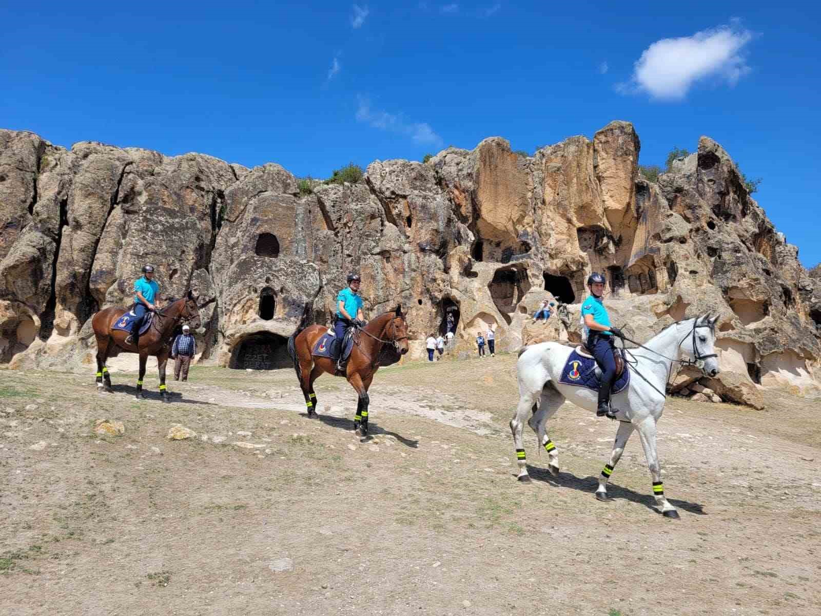 İhsani̇yede Atlı Bi̇rli̇kler Görevde