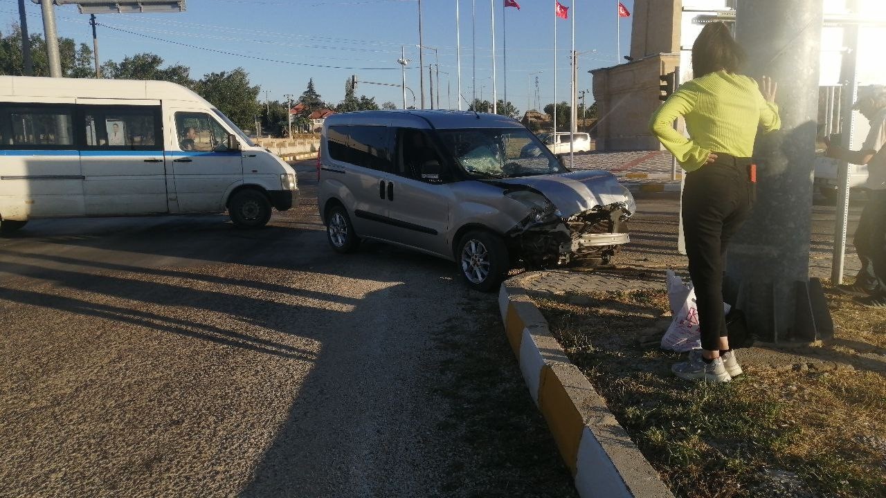 Isparta’da hafif ticari araç ile cip çarpıştı: 1 yaralı