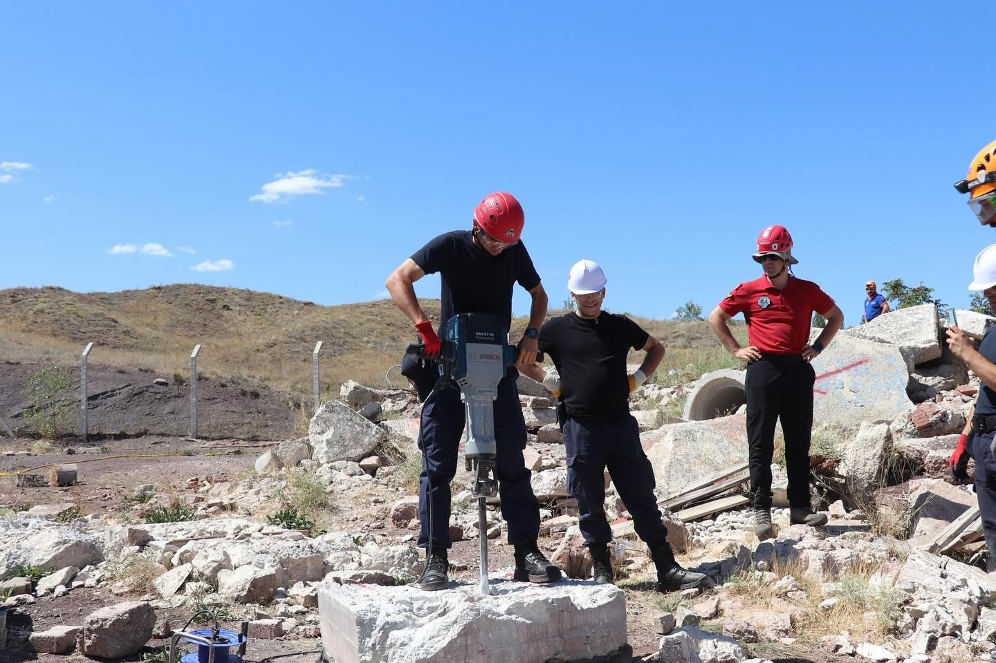 Jandarmaya Depremde Arama Kurtarma Eği̇ti̇mi̇ Veri̇ldi̇