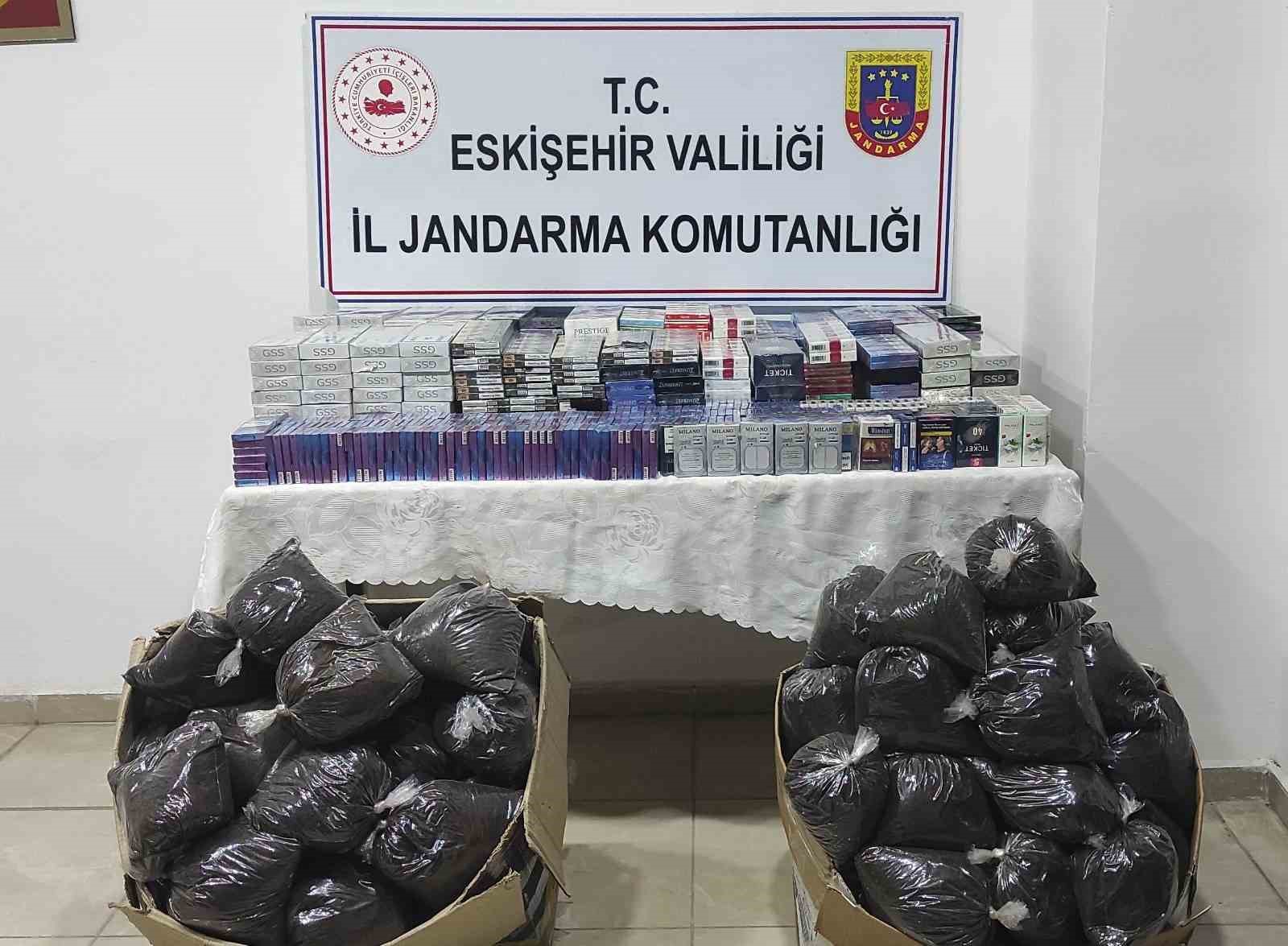 Kaçak sigara ve çayları satamadan jandarma yakaladı