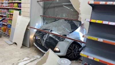 AFYONKARAHİSAR'DA BELİRLENEMEYEN BİR NEDENDEN ÖTÜRÜ KONTROLDEN ÇIKAN OTOMOBİL KALDIRIMA AŞARAK