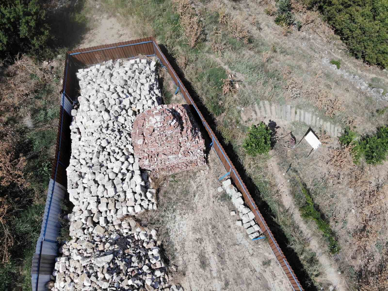 Osmanlı’nın ilk imareti olan Orhan Gazi İmareti’nin yapı taşları otoparka terk edildi