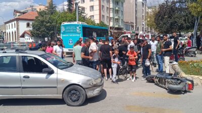 AFYONKARAHİSAR’DA OTOMOBİLLE ÇARPIŞAN ELEKTRİKLİ MOTOSİKLETİN SÜRÜCÜSÜ AĞIR YARALANDI.