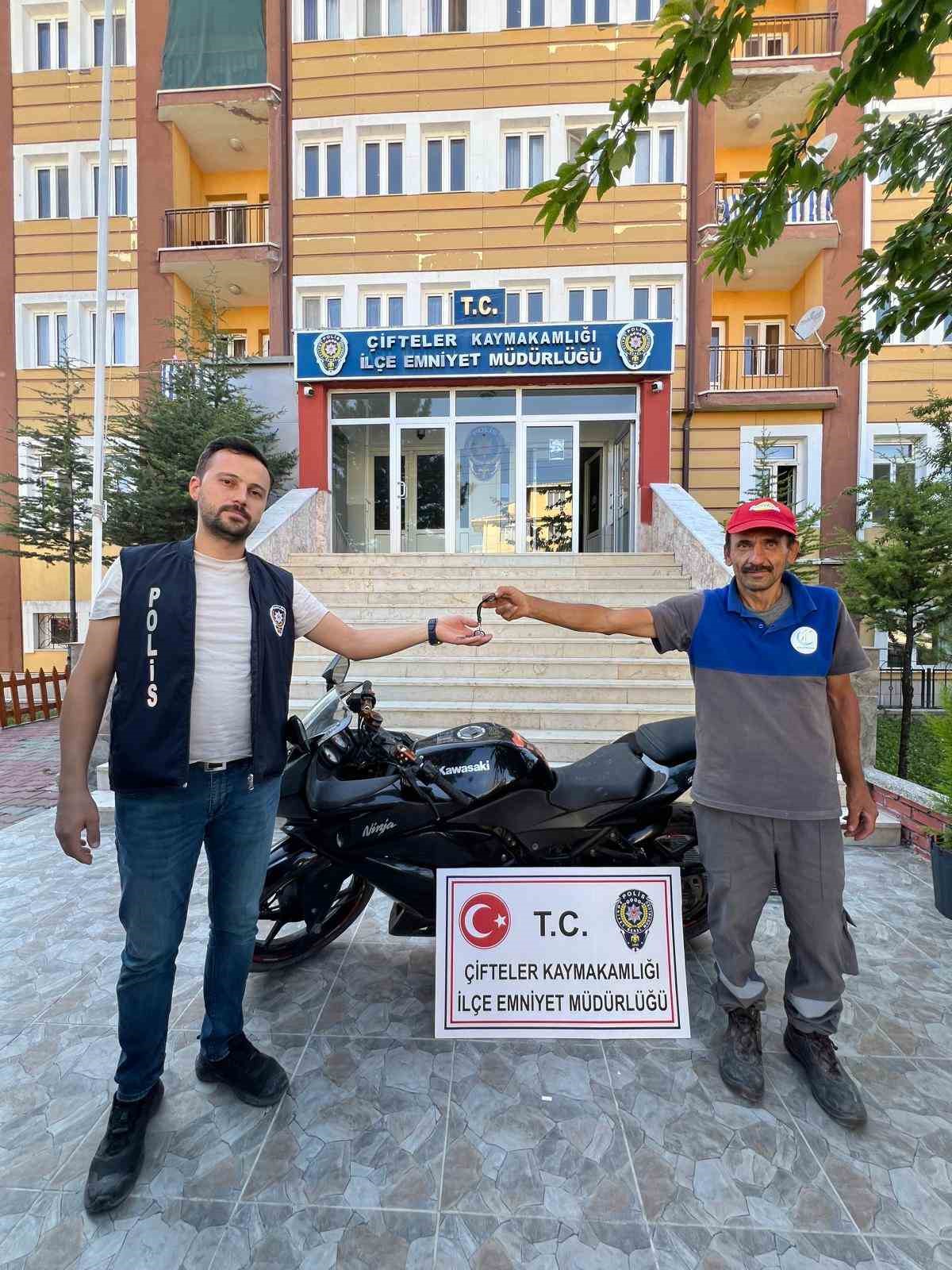 Poli̇s Çalıntı Motosi̇kleti̇ Bulup Sahi̇bi̇ne Tesli̇m Etti̇