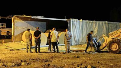 AFYONKARAHİSAR’DA RULO KAĞIT TAŞIYAN TIR KONTROLDEN ÇIKARAK DEVRİLİRKEN, KAZADA ŞANS