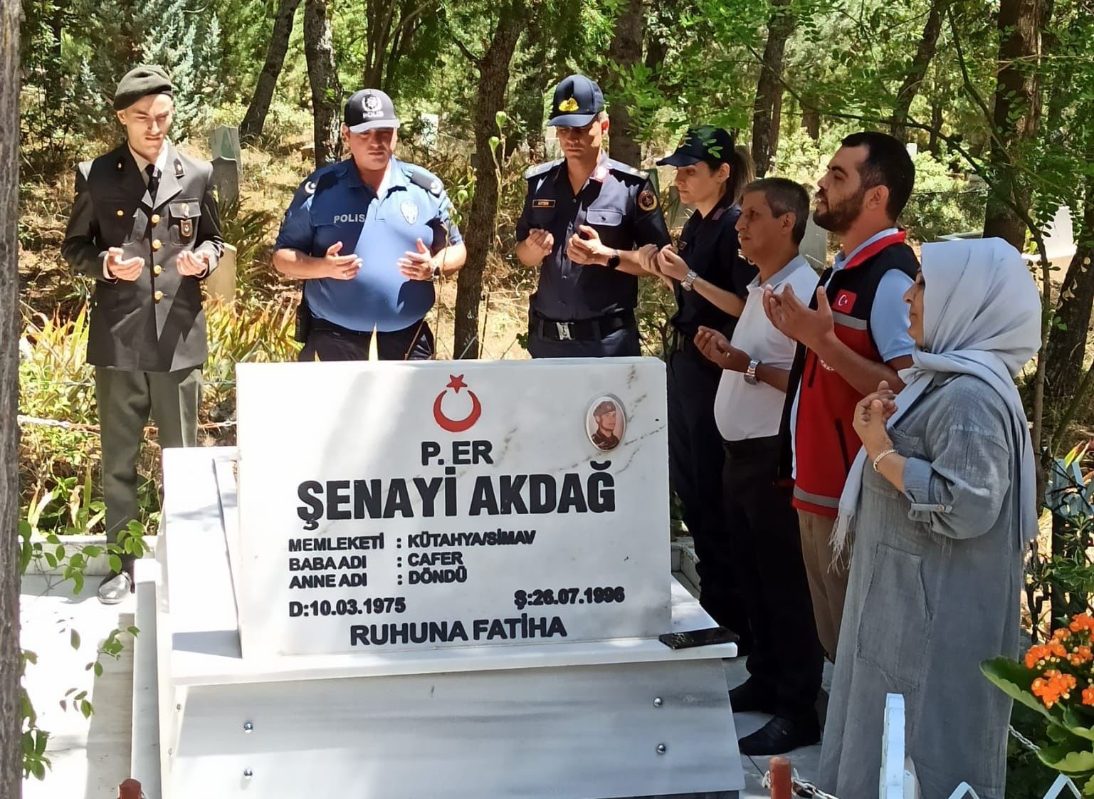 Si̇mavda Güvenli̇k Güçleri̇nden Şehi̇t Mezarları Ve Ai̇leleri̇ne Zi̇yaret