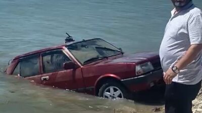 AFYONKARAHİSAR’DA SAHİBİ BALIK TUTARKEN EL FRENİNİ ÇEKMEYİ UNUTTUĞU OTOMOBİL BARAJ