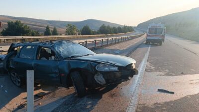 AFYONKARAHİSAR’DA KONTROLDEN ÇIKARAK TAKLA ATIP ARDINDAN REFÜJE GİREN OTOMOBİLDE 3
