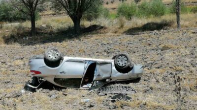 AFYONKARAHİSAR’DA TAKLA ATARAK ŞARAMPOLE GİREN OTOMOBİLDE 3 KİŞİ YARALANDI.