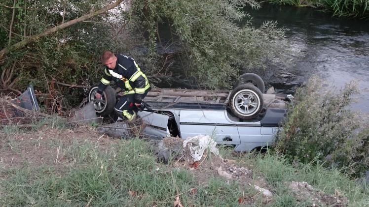 Tavşanlıda Otomobi̇l Çaya Uçtu: 2 Yaralı