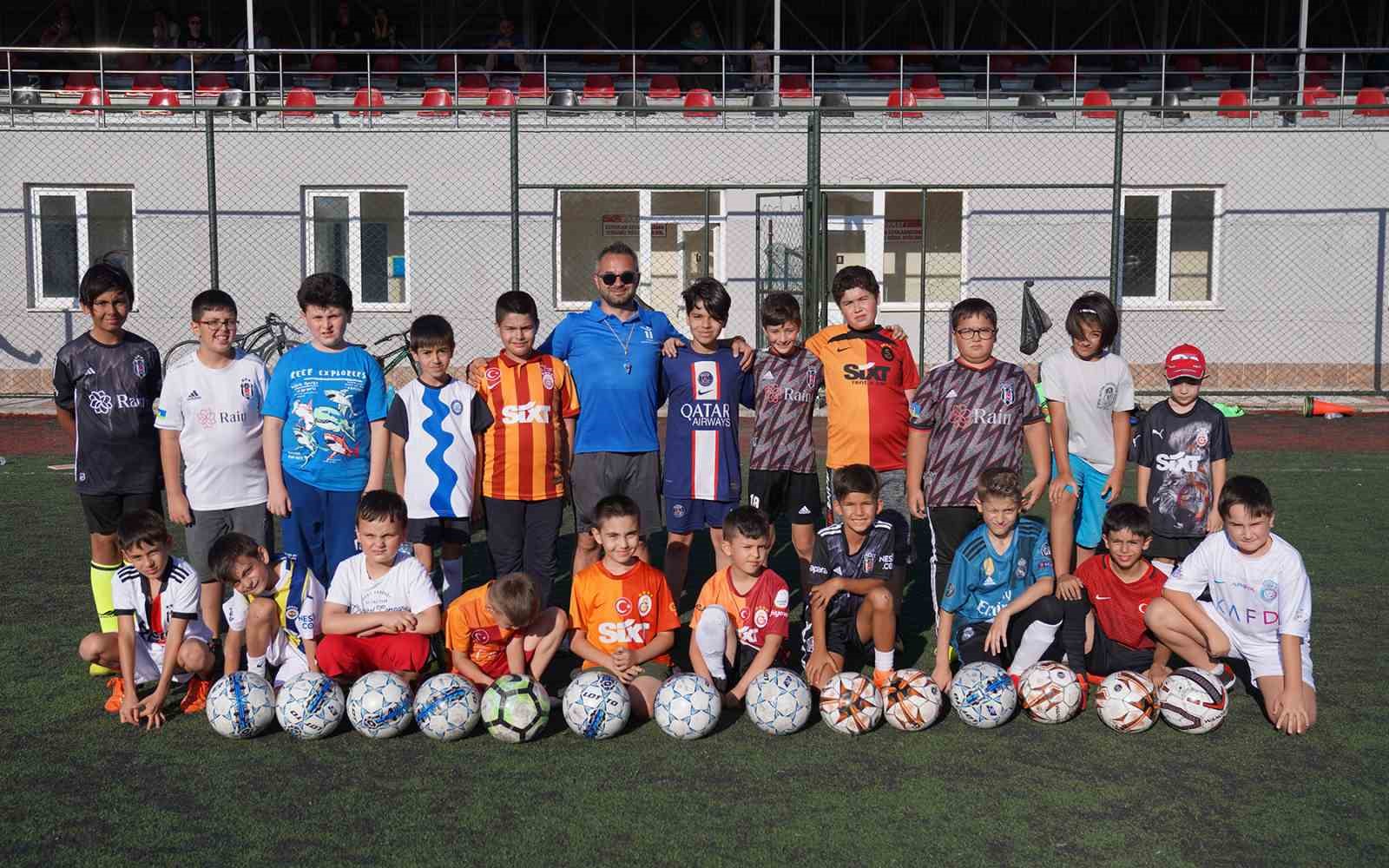 Tepebaşı Futbol Yaz Okulu Cıvıl Cıvıl