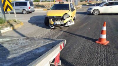 AFYONKARAHİSAR’DA TİCARİ TAKSİ İLE OTOMOBİLİN ÇARPIŞTIĞI KAZADA 2 KİŞİ YARALANDI.
