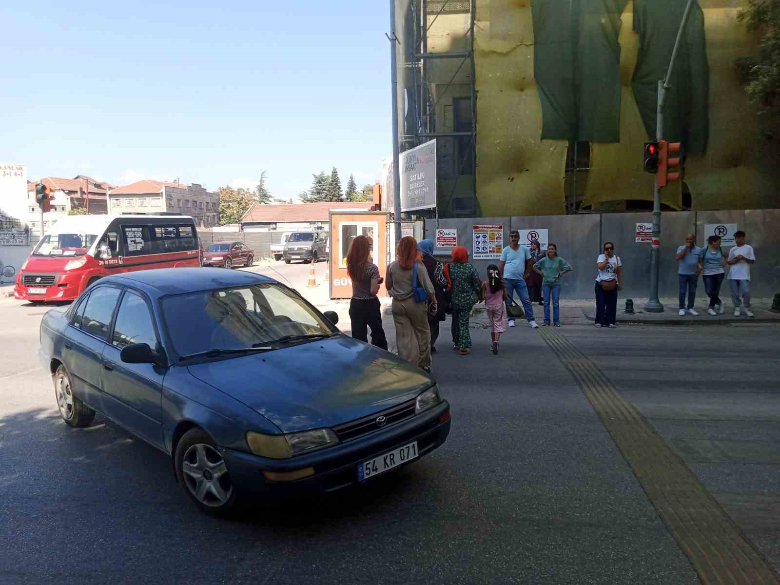 Trafi̇kte Kırmızı Işığı Umursamayan Yayalar Tehli̇ke Oluşturuyor