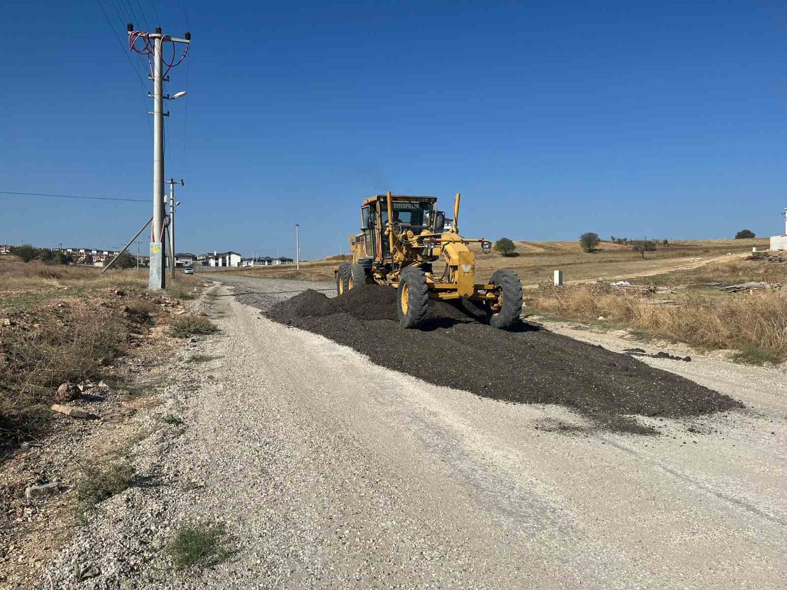 Asfaltlama ve yol bakım çalışmaları devam ediyor