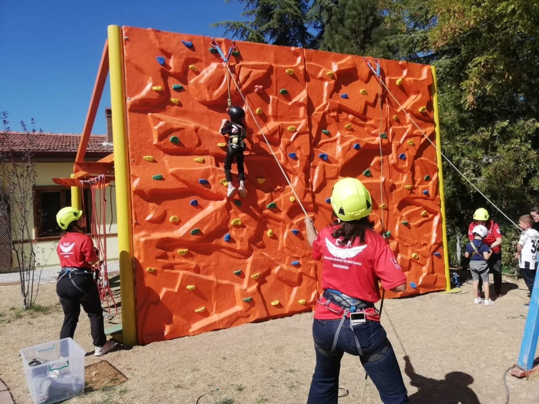 Çocuklarla uygulamalı tırmanış eğitimi gerçekleştirdi