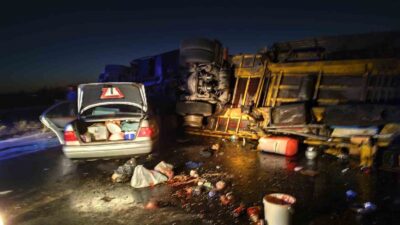 AFYONKARAHİSAR’DA KONTROLDEN ÇIKARAK DEVRİLEN TIRIN DORSESİNE ÇARPAN OTOMOBİLDE 1 KİŞİ