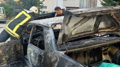 AFYONKARAHİSAR’DA, PARK HALİNDEKİ OTOMOBİLDE ÇIKAN YANGINDA ARAÇ KULLANILAMAZ HALE GELDİ.