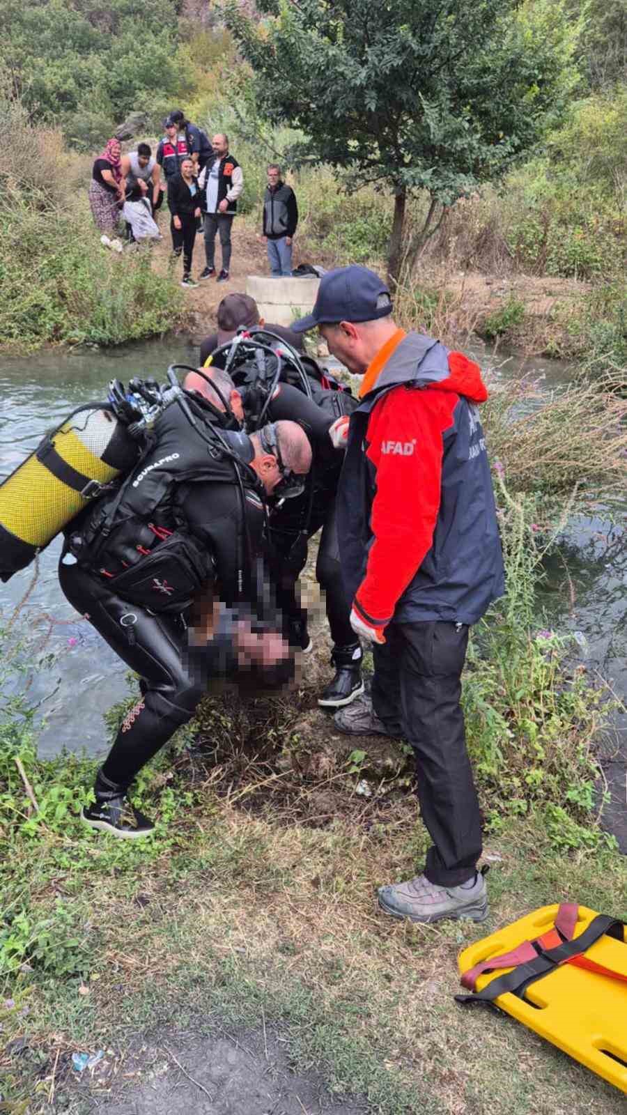 İki çocuğunu kurtaran baba boğularak hayatını kaybetti