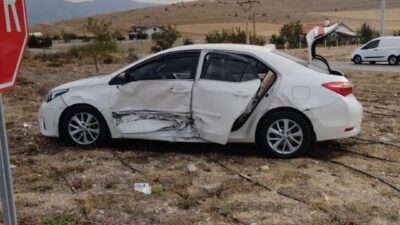 AFYONKARAHİSAR’DA İKİ OTOMOBİLİN KAVŞAKTA ÇARPIŞTIĞI TRAFİK KAZASINDA 5 KİŞİ YARALANDI.