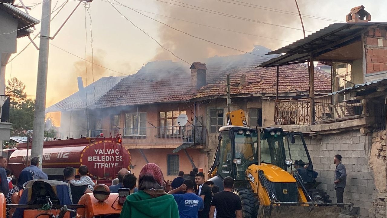 Isparta’da çıkan yangında bitişik iki ev kullanılamaz hale geldi