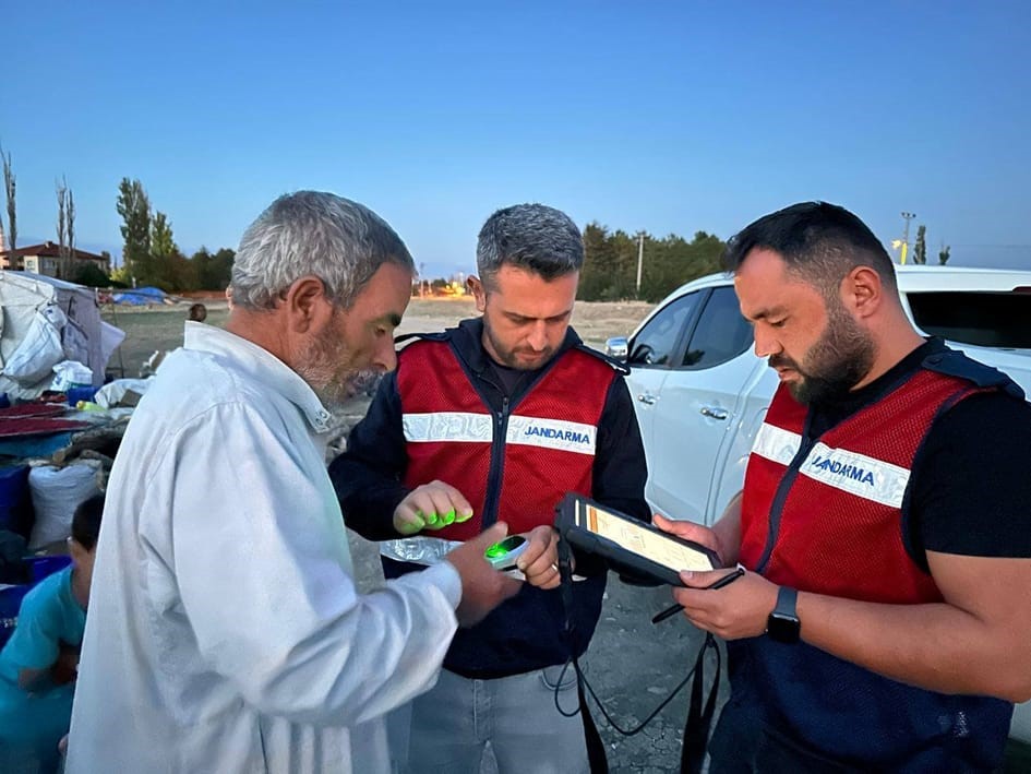 Jandarma 175 yabancıyı kontrol edip 19 şahsı geri gönderme merkezlerine teslim etti