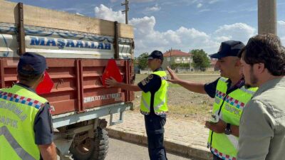AFYONKARAHİSAR’DA JANDARMA EKİPLERİ 'REFLEKTÖR TAK GÖRÜNÜR OL' PROJESİ ÇERÇEVESİNDE TRAKTÖR