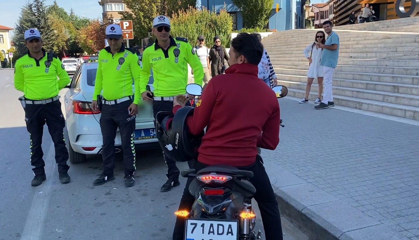 Kaskı kafası yerine koluna takan motosiklet sürücüsüne ceza